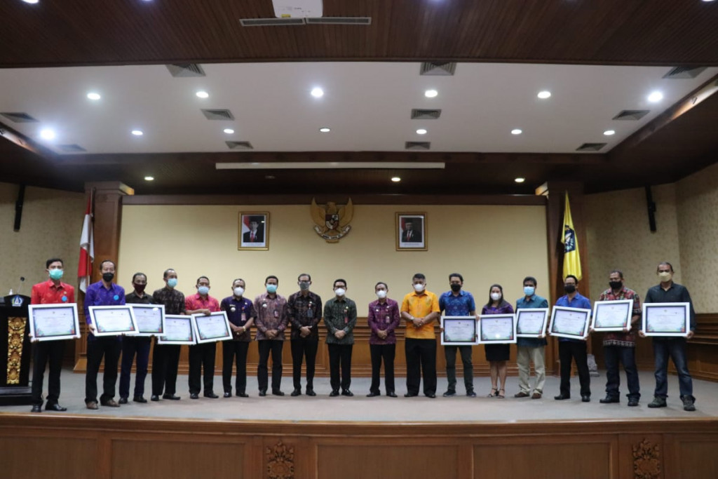 Sekda Adi Arnawa Serahkan Piagam Penghargaan Peserta ADWI Tahun 2021, Kepada 9 Desa Wisata dan 2 Daya Tarik Wisata di Badung